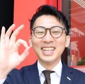 吉武店長が店前でバッチリポーズをしている写真